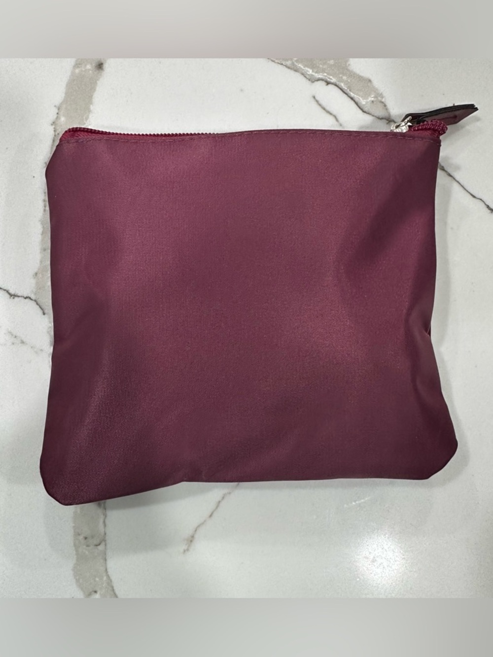 TUMI for Delta Premium Select Amenity Kit Maroon Zipper Pouch New With Band - Picture 3 of 10